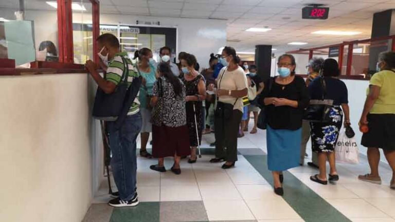 “Extranjeros no residentes deberán acreditar seguro de salud o pagar la atención en hospitales nacionales; emergencias seguirán siendo atendidas sin restricciones”