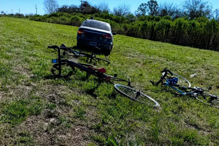 “Ruta 12: maniobra evasiva terminó en tragedia — un auto sufrió avería y embistió a tres ciclistas en la banquina, dejando heridos y una fractura grave”