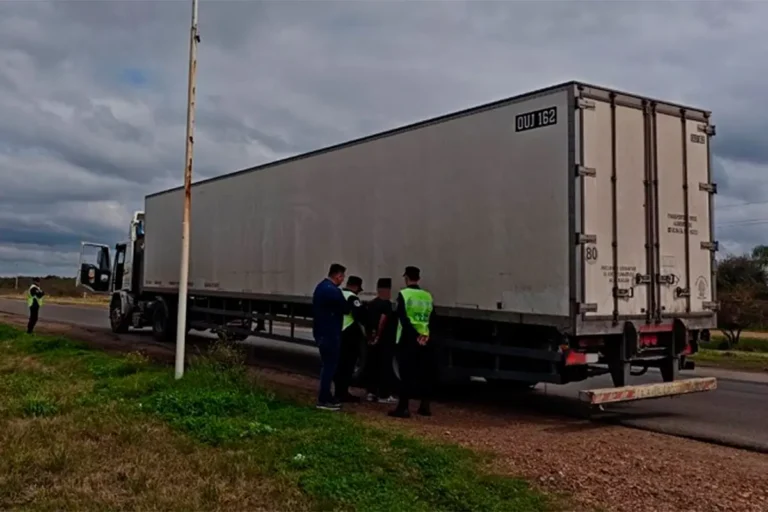 “Hallazgo en ruta internacional: joven de 25 años fue encontrada dentro de un camión que regresaba de Paraguay y el chofer quedó detenido por privación ilegítima de la libertad”