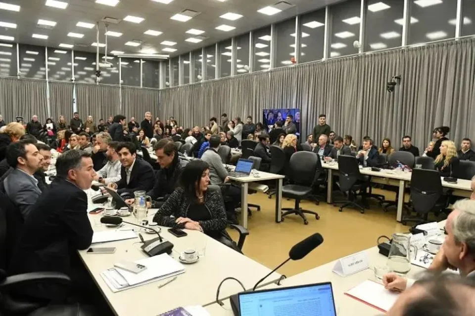 “El oficialismo logró dictamen para reformar la Carta Orgánica del BCRA: tensión en Diputados, aval de economistas y retiro de la oposición”