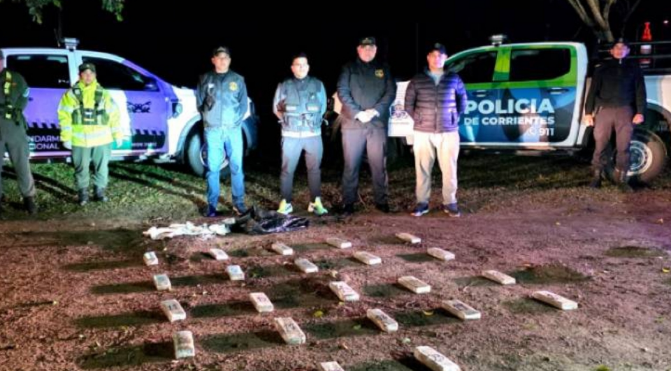 Corrientes: Arrojaron sobre la banquina más de 17 kilos de marihuana desde una moto