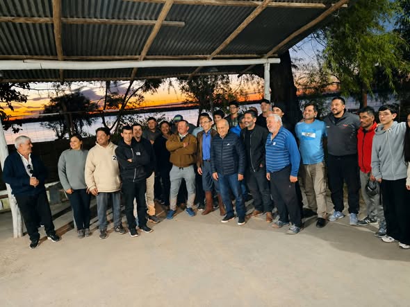 “Daniel Rossi vuelve a caminar La Paz: entre casas abiertas de corazón, vecinos sin miedo y una candidatura que crece día a día rumbo al 2027” El escenario político entrerriano suma un nuevo capítulo con la visita de Daniel Rossi a La Paz, en el marco de su candidatura a gobernador para las elecciones de 2027. Su recorrida por distintos barrios no fue un acto protocolar ni un desfile de promesas vacías: Rossi eligió el contacto directo, el diálogo cara a cara y la escucha activa de las realidades que según remarcan muchos vecinos otros candidatos prefieren ignorar.