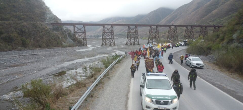 Gendarmes asistieron y protegieron a 12.000 personas en la travesía por la Ruta Nacional N°51 hasta la Catedral Basílica de Salta