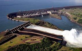 “Itaipú abre una compuerta del vertedero tras intensas lluvias: la descarga alcanza los 1.735 m³/s para controlar el nivel del embalse”