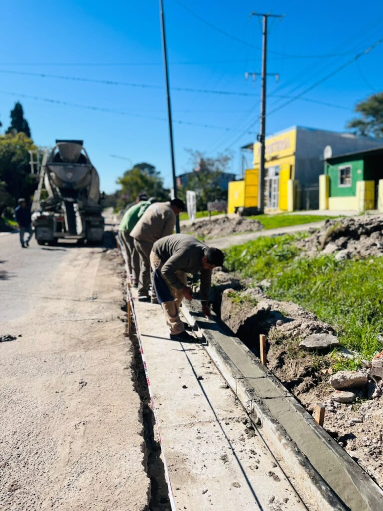 “Cordón cuneta y badenes: obras que ordenan el escurrimiento pluvial y mejoran la transitabilidad en La Paz”