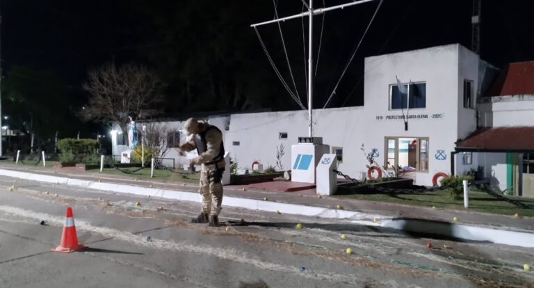 Operativo en el Arroyo Feliciano: Prefectura secuestró redes de pesca ilegales y embarcaciones con armas de fuego
