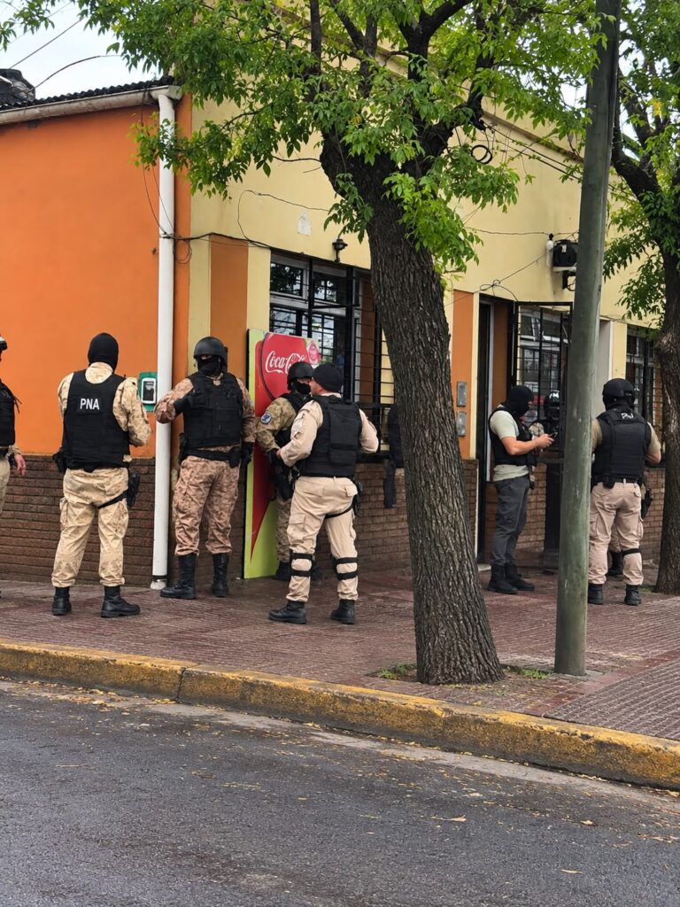 🚨 SEIS ALLANAMIENTOS SIMULTÁNEOS EN LA PAZ: SECUESTRARON CASI 10 MIL PAQUETES DE CIGARRILLOS