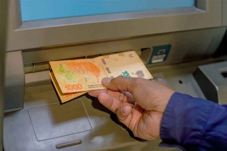 Aumento del salario mínimo: subirá todos los meses hasta llegar a $437.000 en abril